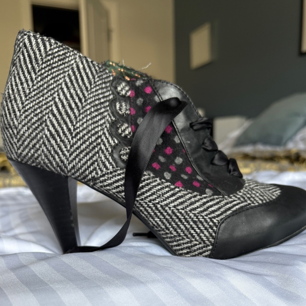 POETIC LICENSE LONDON Women's Black and Gray Herringbone Heels